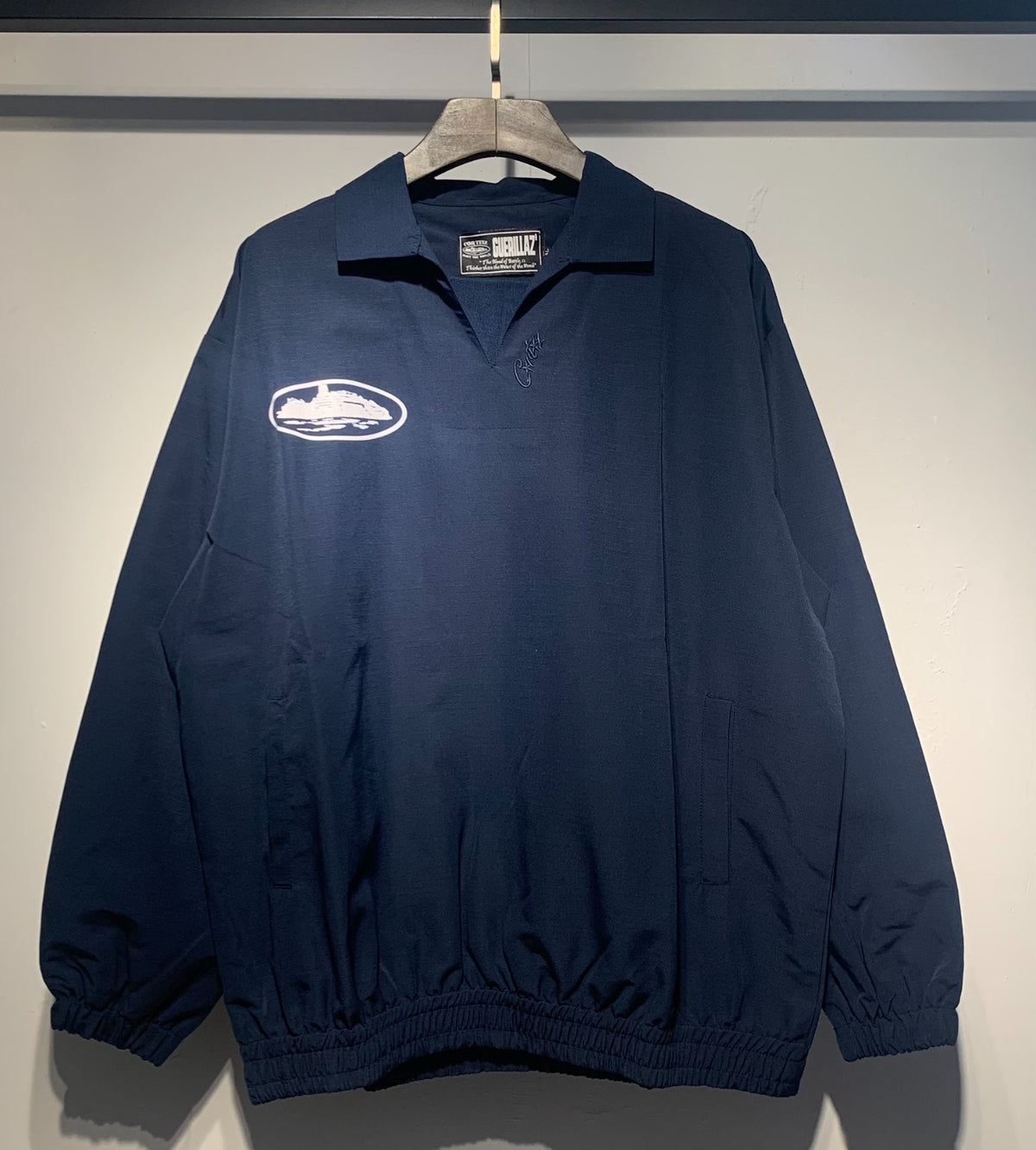 Buzo azul marino con cuello polo y emblema blanco — Corteiz