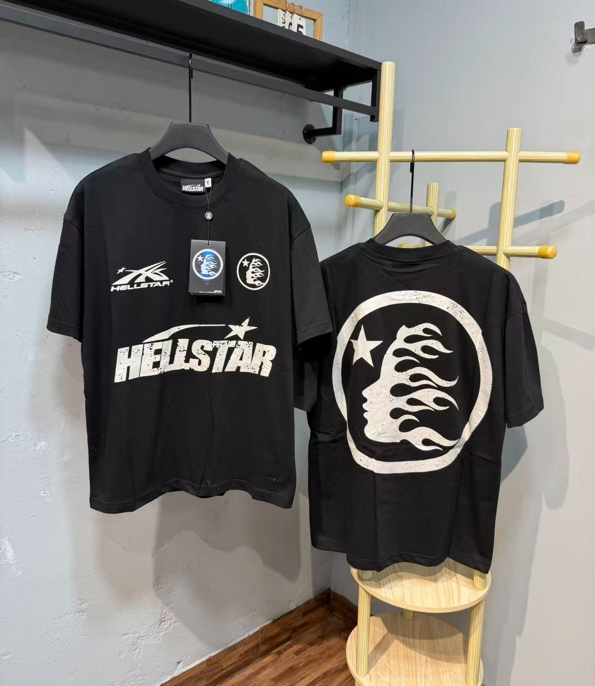 Remera Hellstar negra con logos blancos — Hellstar