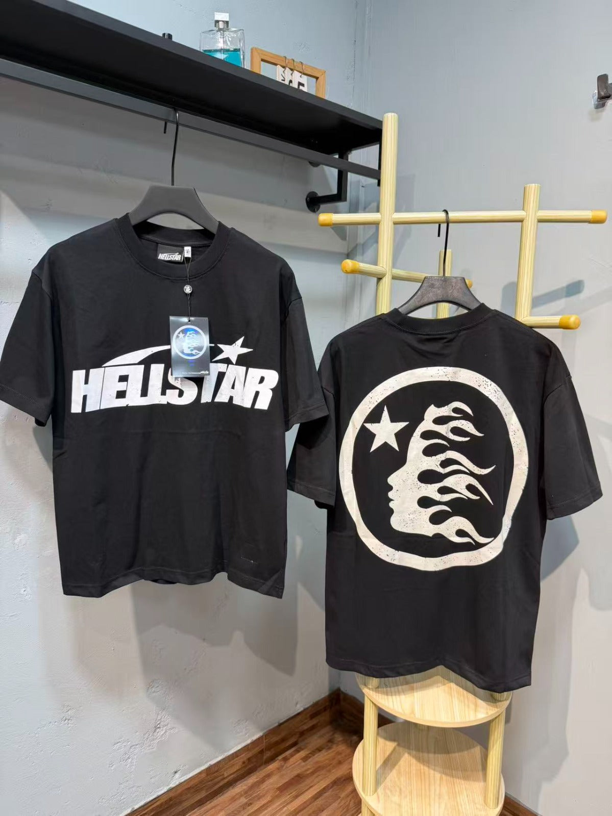 Remera Hellstar negra con logo blanco y emblema posterior — Hellstar