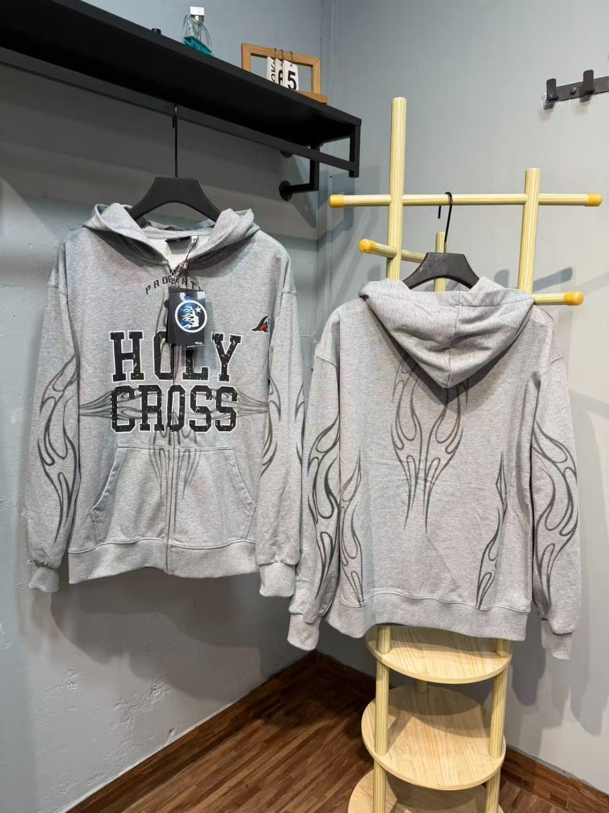 Buzo Hellstar Holy Cross gris con capucha — Hellstar