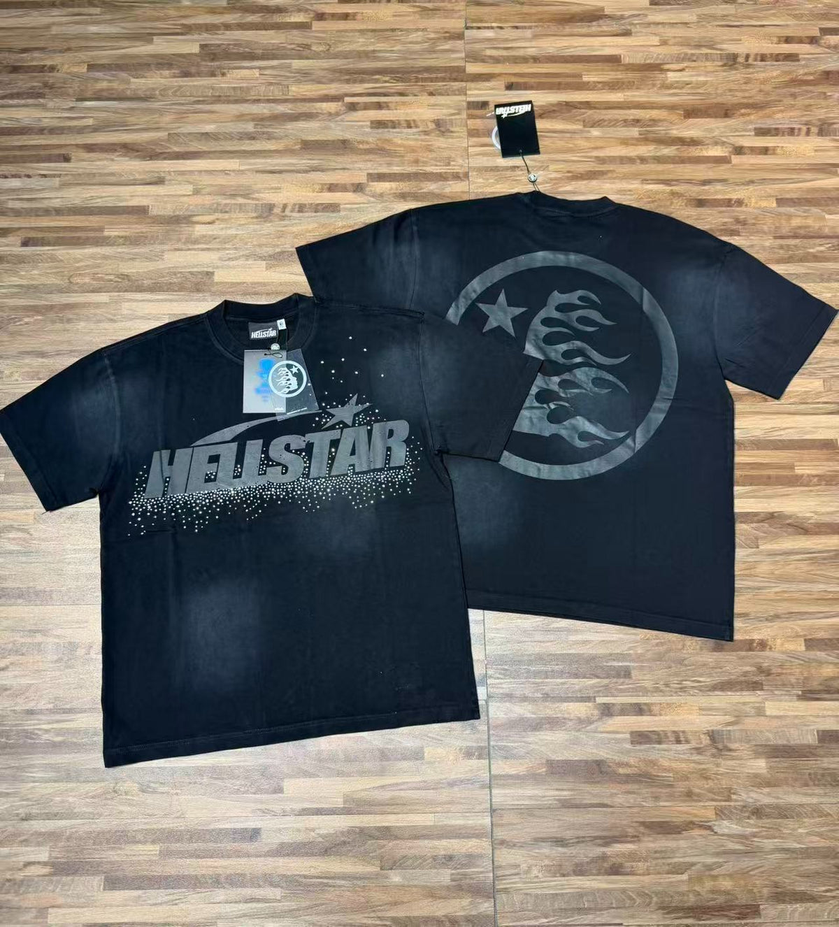 Remera Hellstar negra lavada con logo y emblema grises — Hellstar