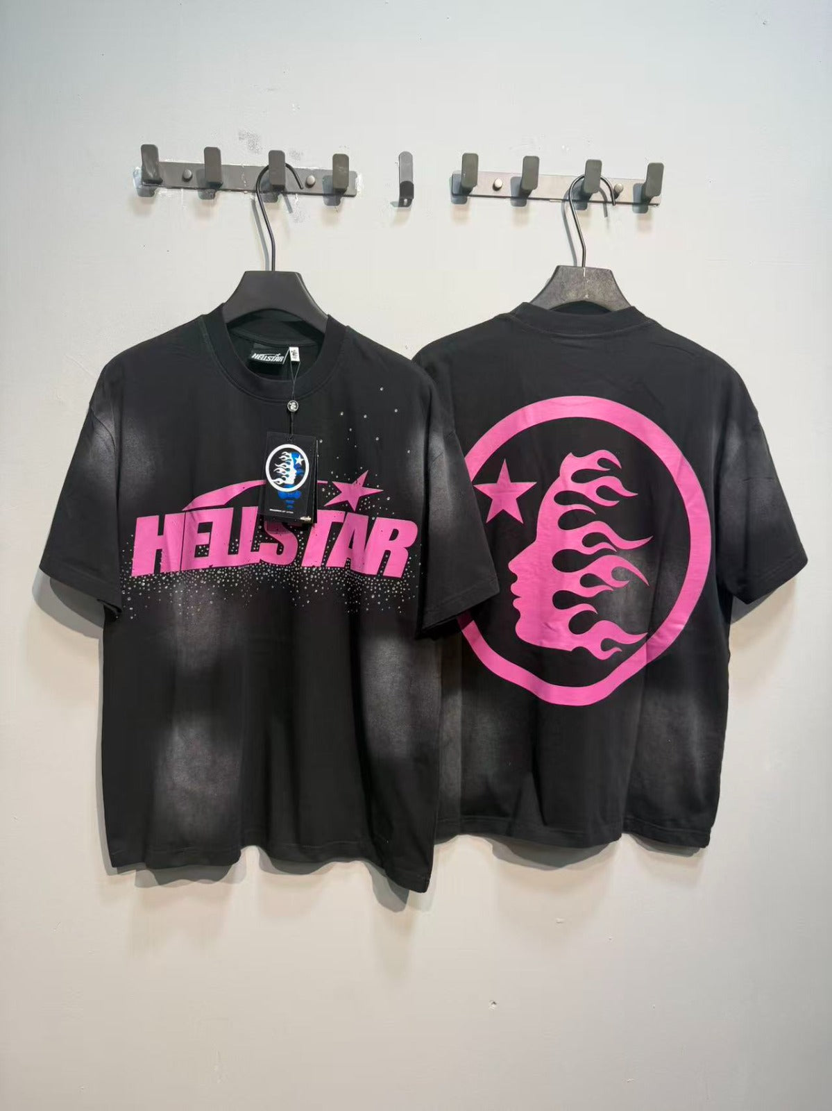 Remera Hellstar negra con logo rosa — Hellstar