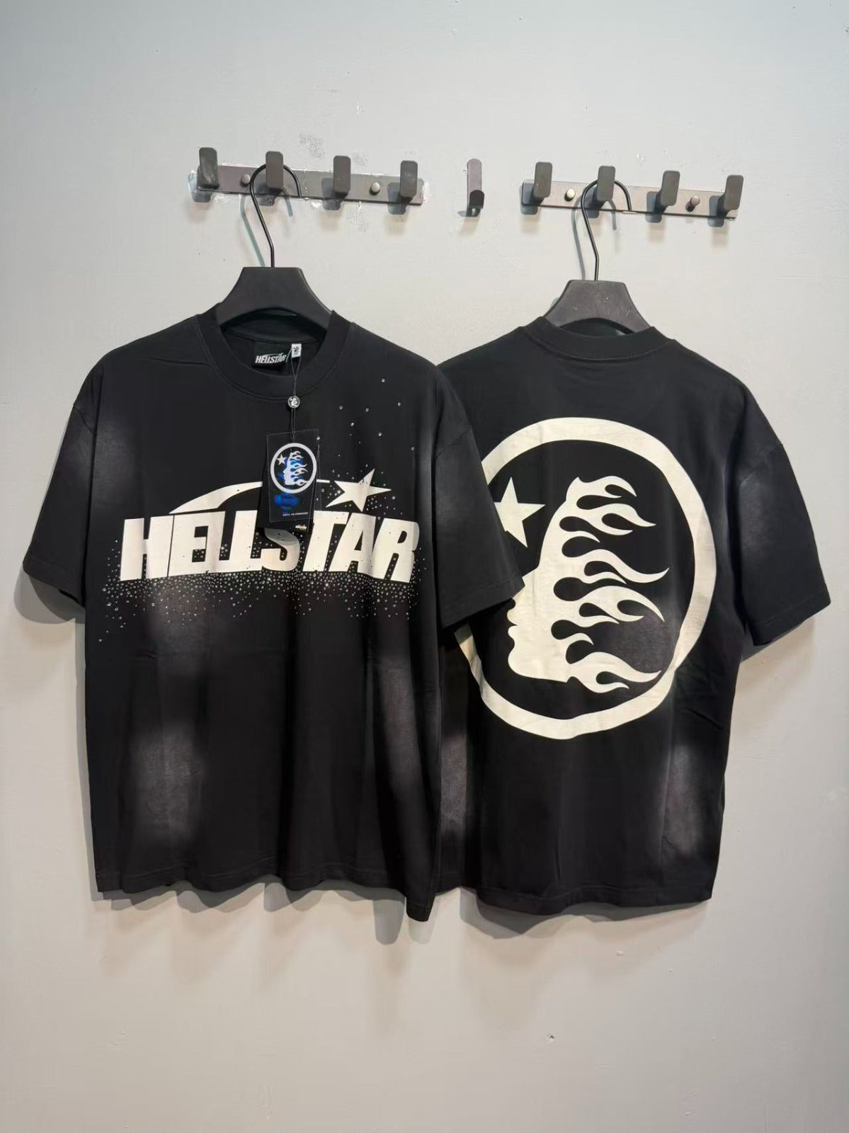 Remera Hellstar negra lavada con logo blanco — Hellstar