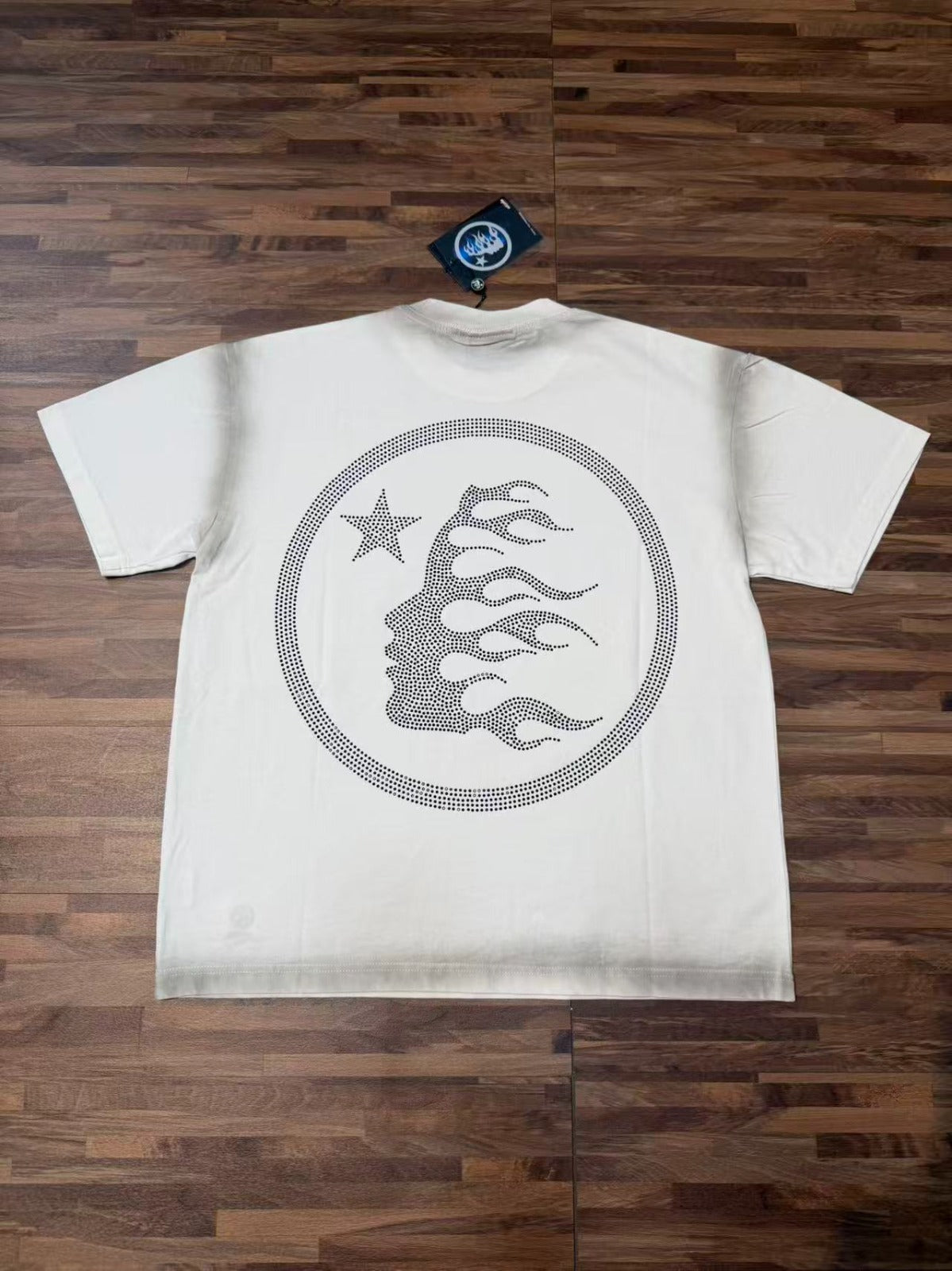 Remera Hellstar blanca con logo gris — Hellstar