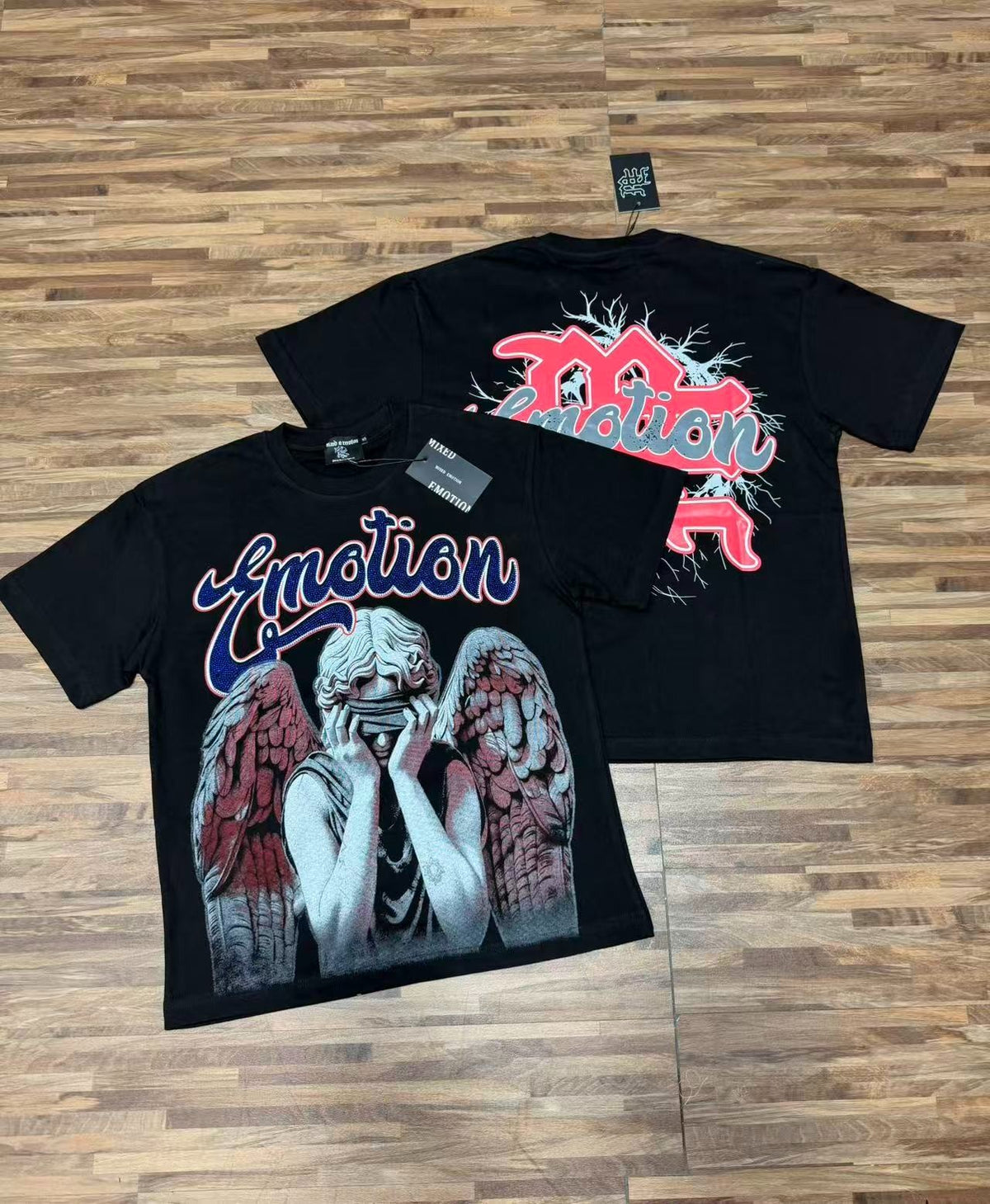 Remera negra con ángel y monograma · Mixed Emotion — Mixed Emotion