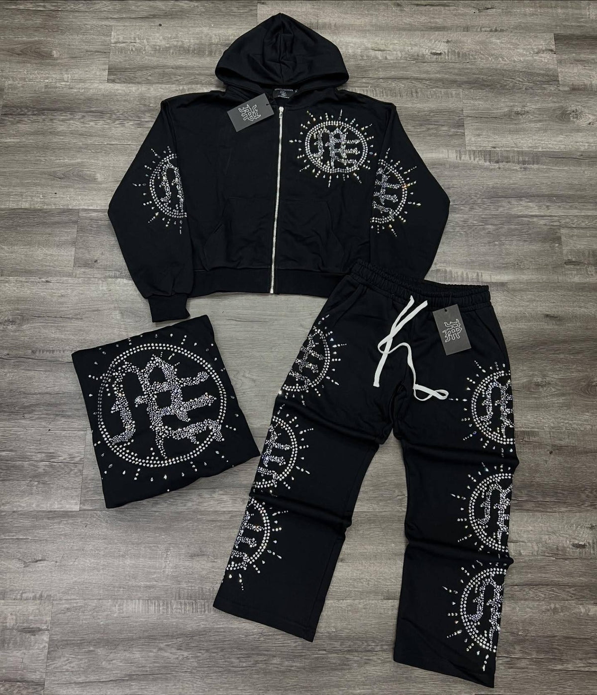 Conjunto negro con monogramas circulares · Mixed Emotion — Mixed Emotion