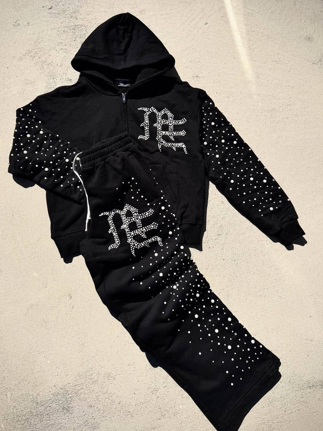 Conjunto negro con monogramas brillantes · Mixed Emotion — Mixed Emotion