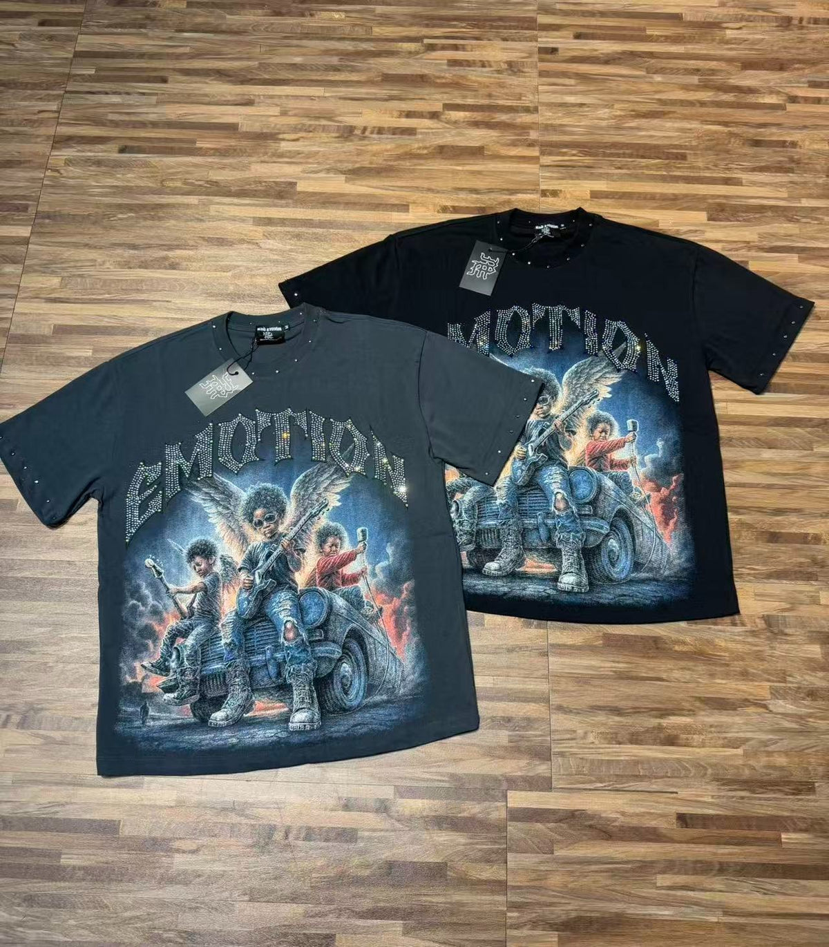 Remera con escena de ángeles en tonos azules · Mixed Emotion — Mixed Emotion