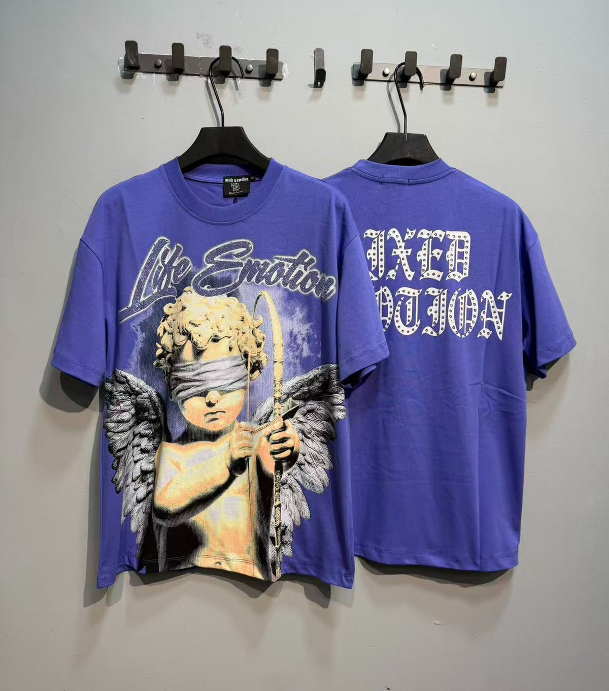 Remera violeta con ángel vendado · Mixed Emotion — Mixed Emotion
