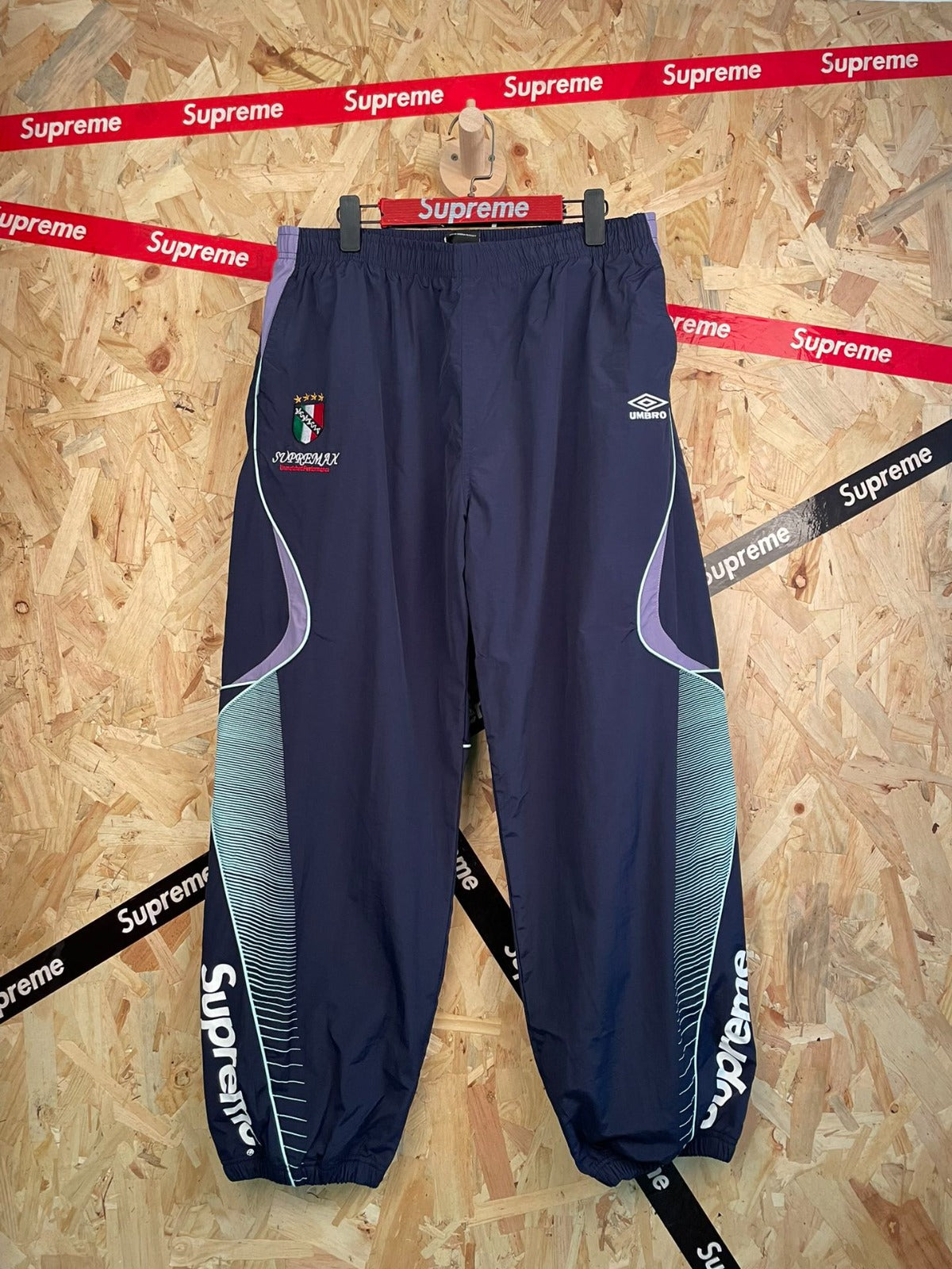 Pantalón deportivo azul con escudo · Supreme — Supreme