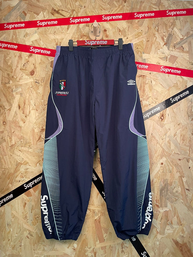 Pantalón deportivo azul con escudo · Supreme — Supreme