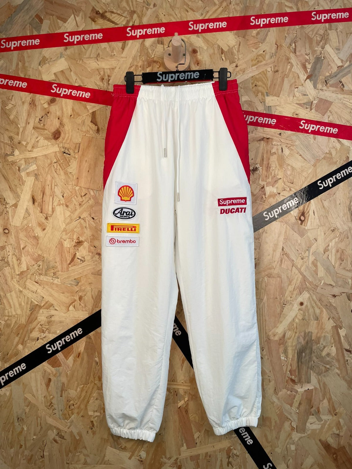 Pantalón deportivo blanco con parches de carreras · Supreme — Supreme