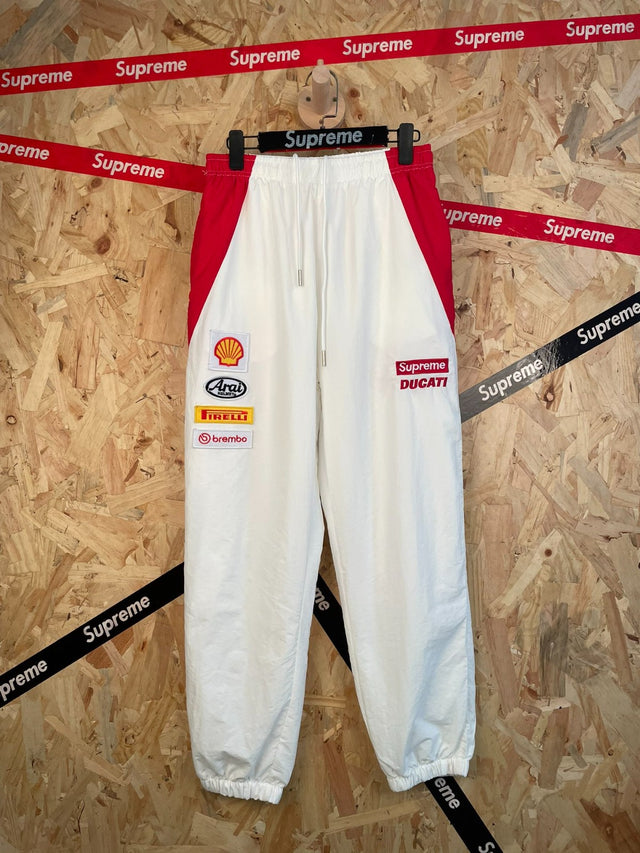 Pantalón deportivo blanco con parches de carreras · Supreme — Supreme