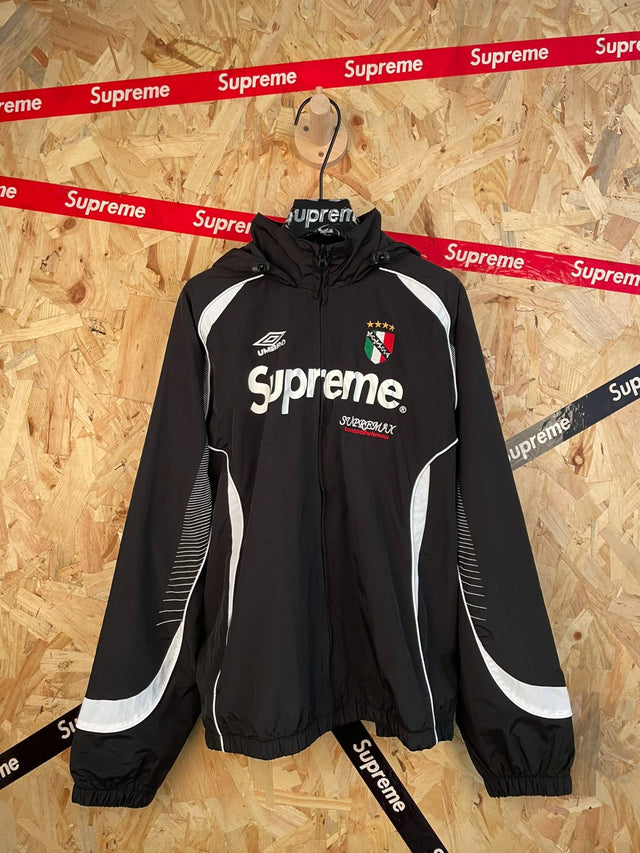 Campera deportiva negra con escudo · Supreme — Supreme