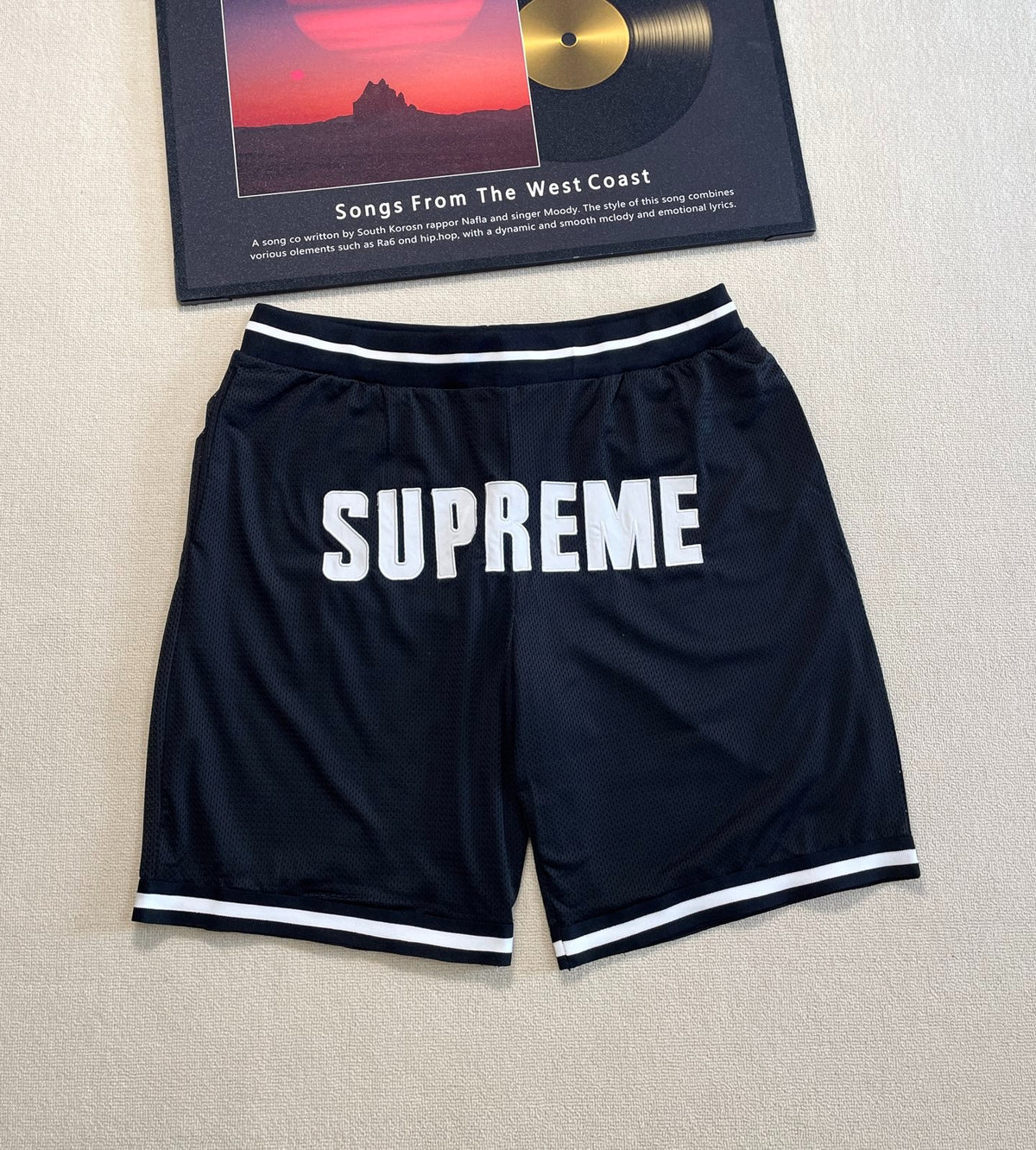 Short deportivo negro con logo blanco · Supreme — Supreme