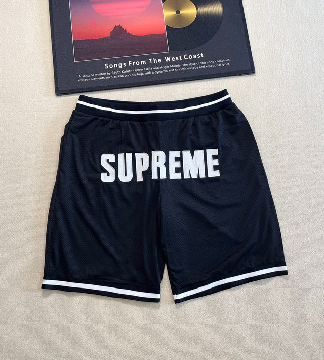 Short deportivo negro con logo blanco · Supreme — Supreme