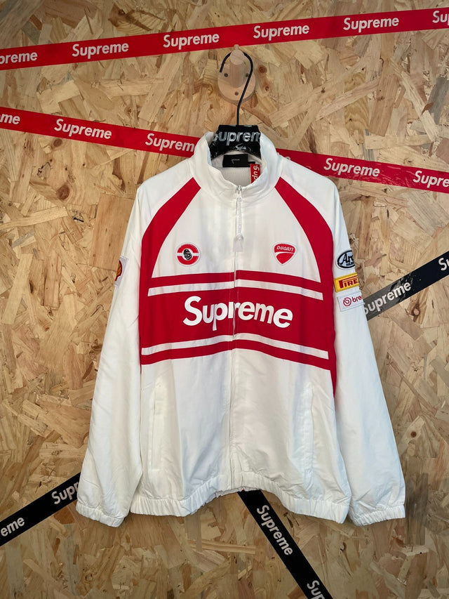 Campera blanca y roja con parches de carreras · Supreme — Supreme