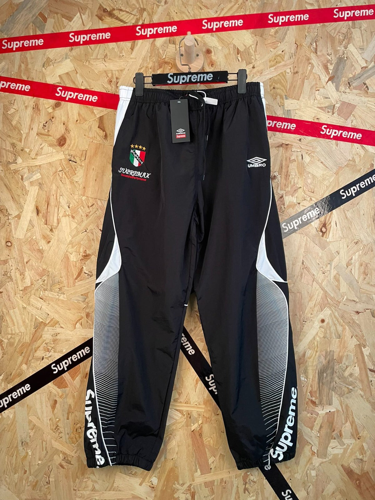 Pantalón deportivo negro con escudo · Supreme — Supreme