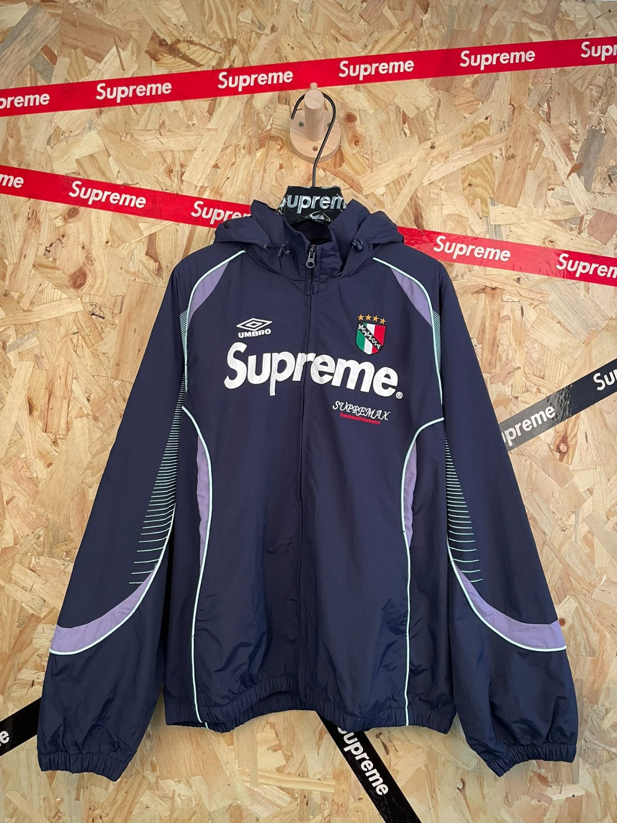 Campera deportiva azul con escudo · Supreme — Supreme