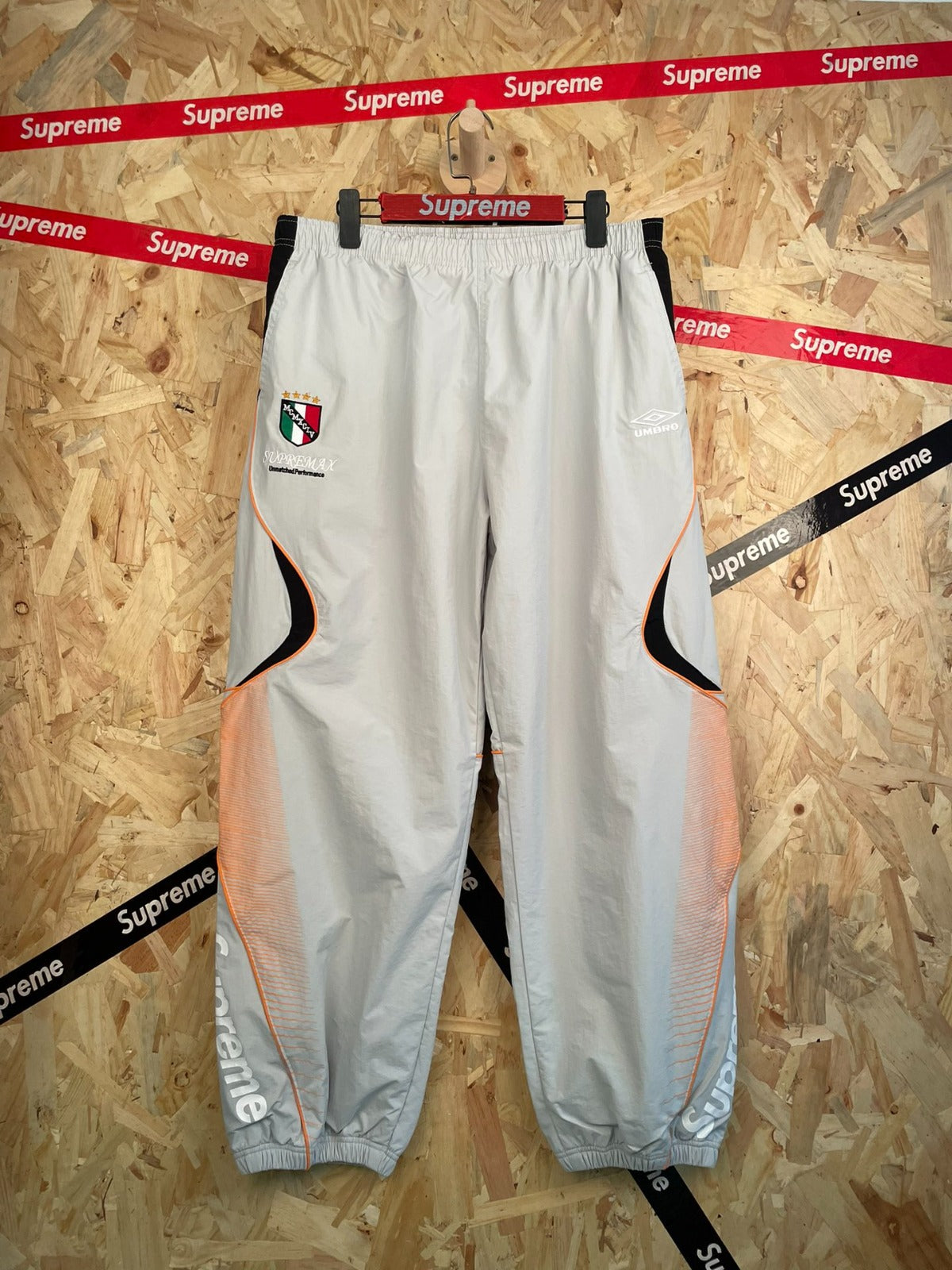 Pantalón deportivo gris con escudo · Supreme — Supreme