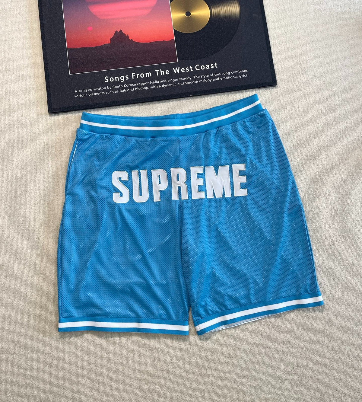 Short deportivo azul con logo blanco · Supreme — Supreme