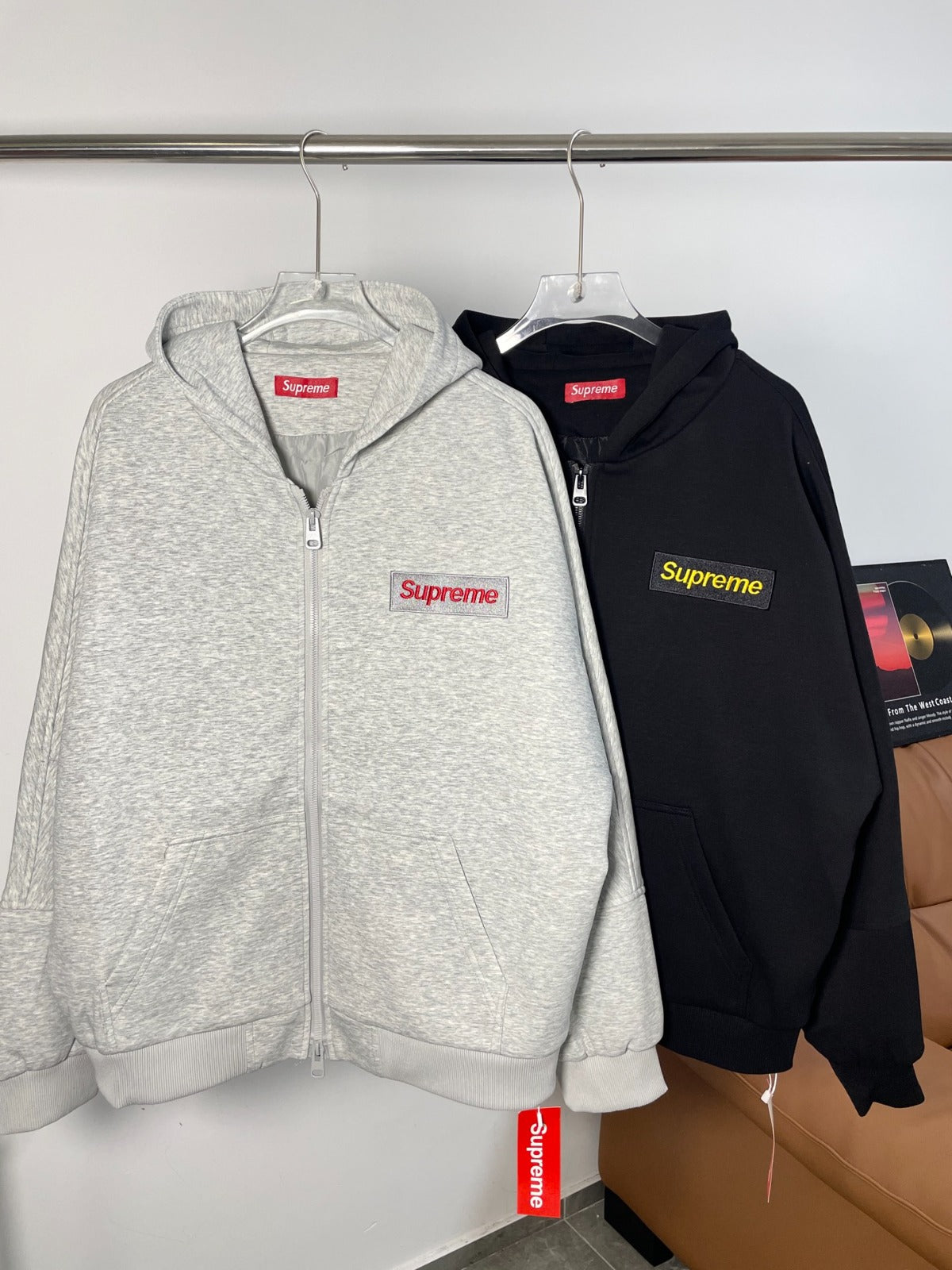 Buzo con cierre y logo grande en espalda · Supreme — Supreme