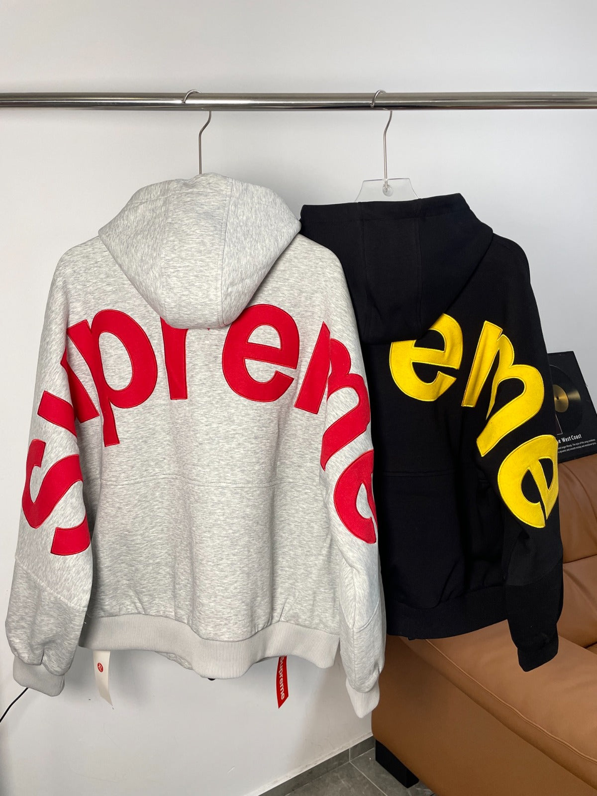 Buzo con cierre y logo grande en espalda · Supreme — Supreme