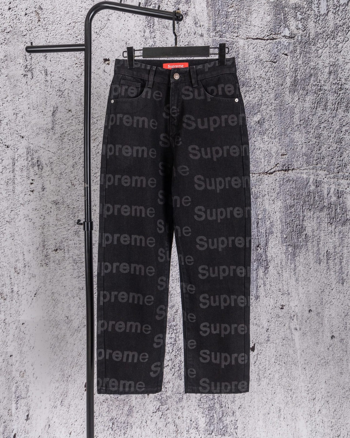 Pantalón negro con logos repetidos · Supreme — Supreme