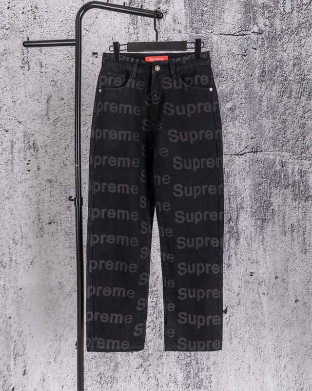 Pantalón negro con logos repetidos · Supreme — Supreme