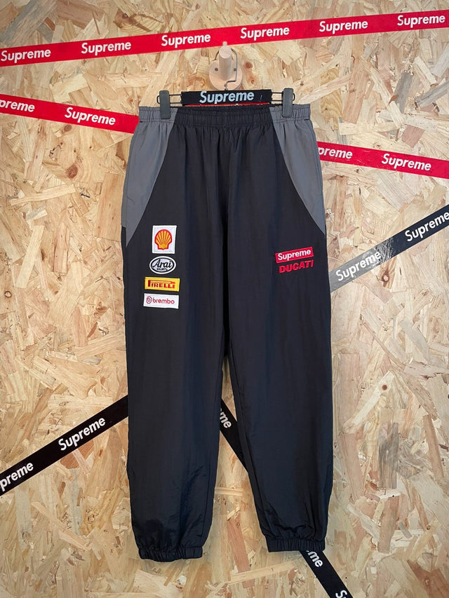 Pantalón deportivo negro con parches de carreras · Supreme — Supreme